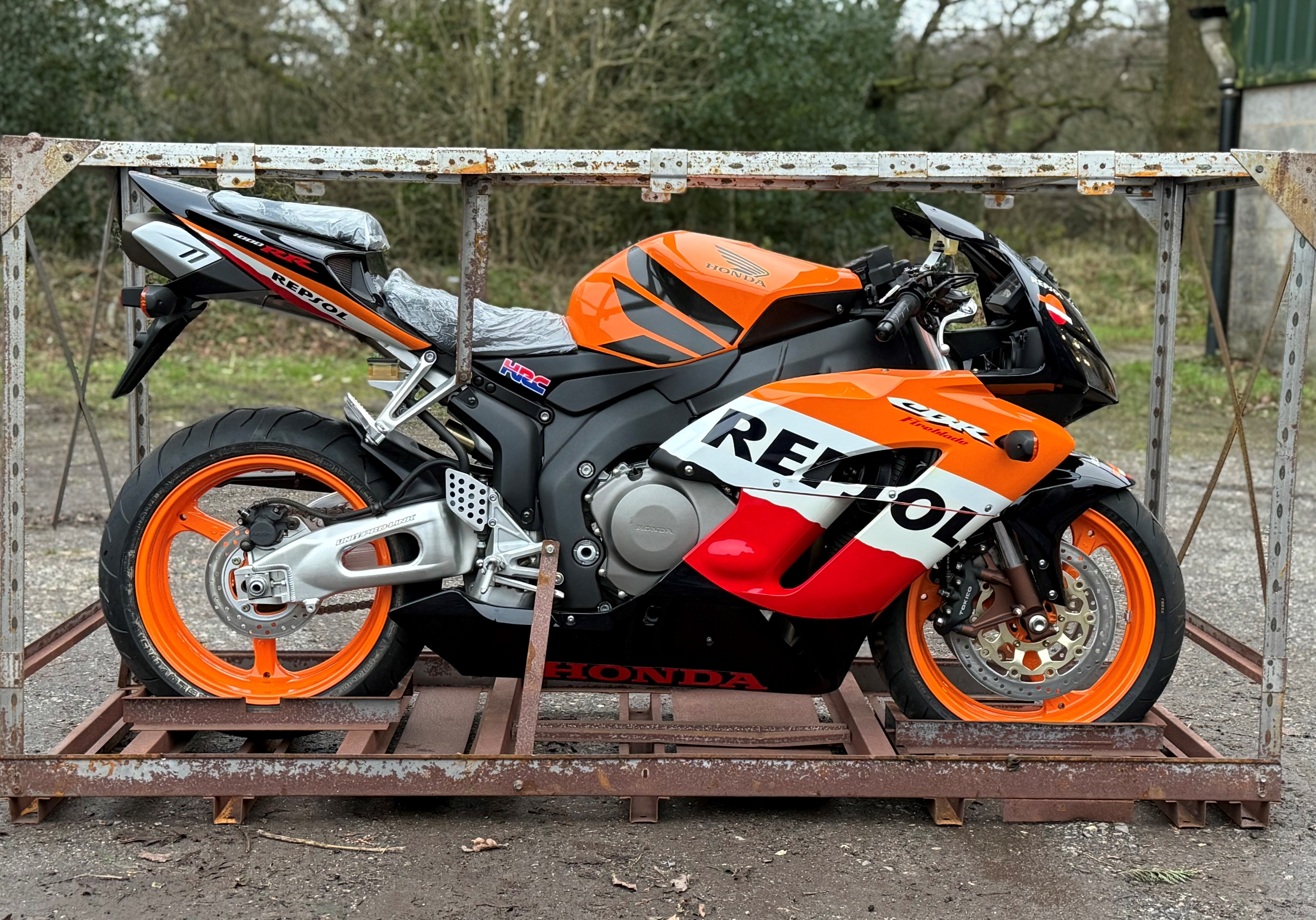 Image Honda Motorcycle in metal crate